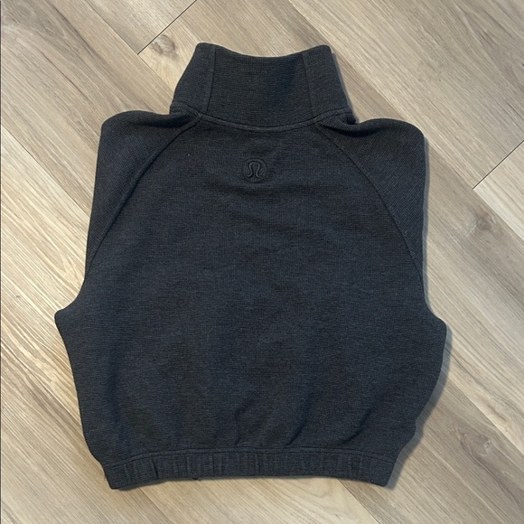 Lululemon Athletica Heathered Graphite Grey Waffle Half-Zip Pullover - Picture 2 of 3